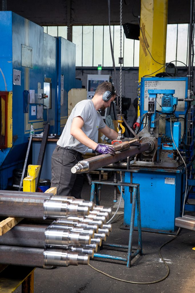 Fabrication d’essieux : découpe, usinage, soudure, peinture, contrôle. Secteur agricole, industriel, forestier ...